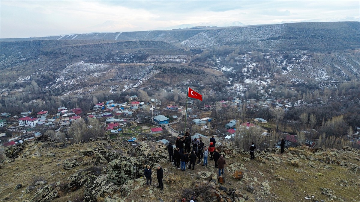 Sarıkamış şehitleri için Iğdır'ın Bayrak Tepe zirvesinde anma etkinliği düzenlendi. MHP Iğdır il...
