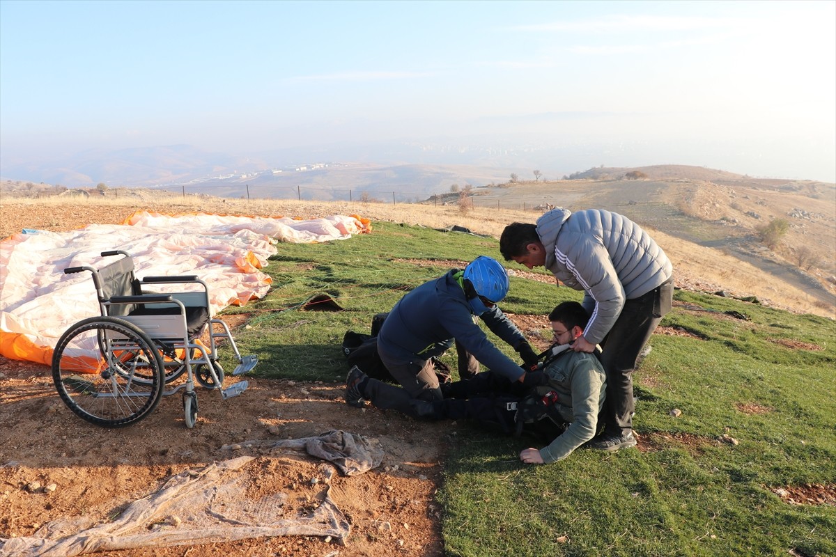Siirt'te yaşayan bedensel engelli Bekir Özdeniz'in yamaç paraşütüyle uçuş yapma hayali...