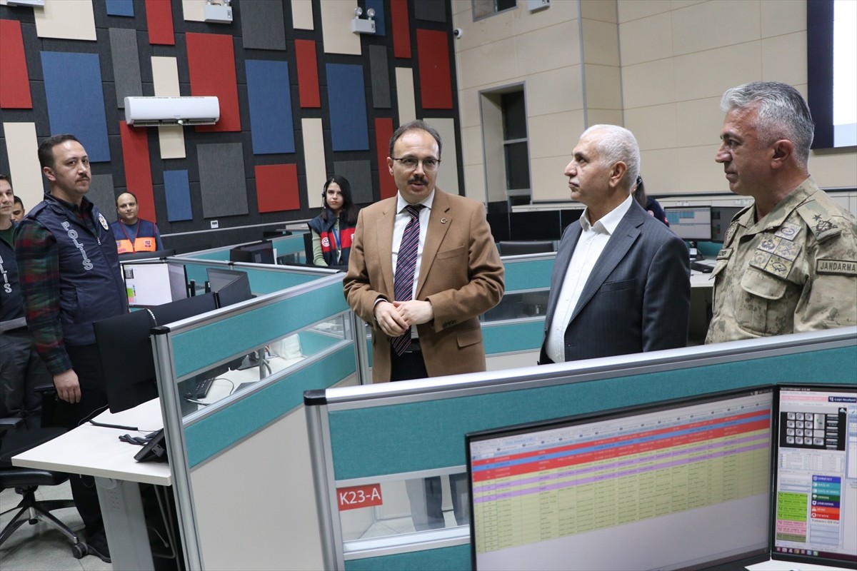 Siirt Valisi Kemal Kızılkaya, yılbaşı gecesi kentin çeşitli noktalarında görev yapan jandarma...