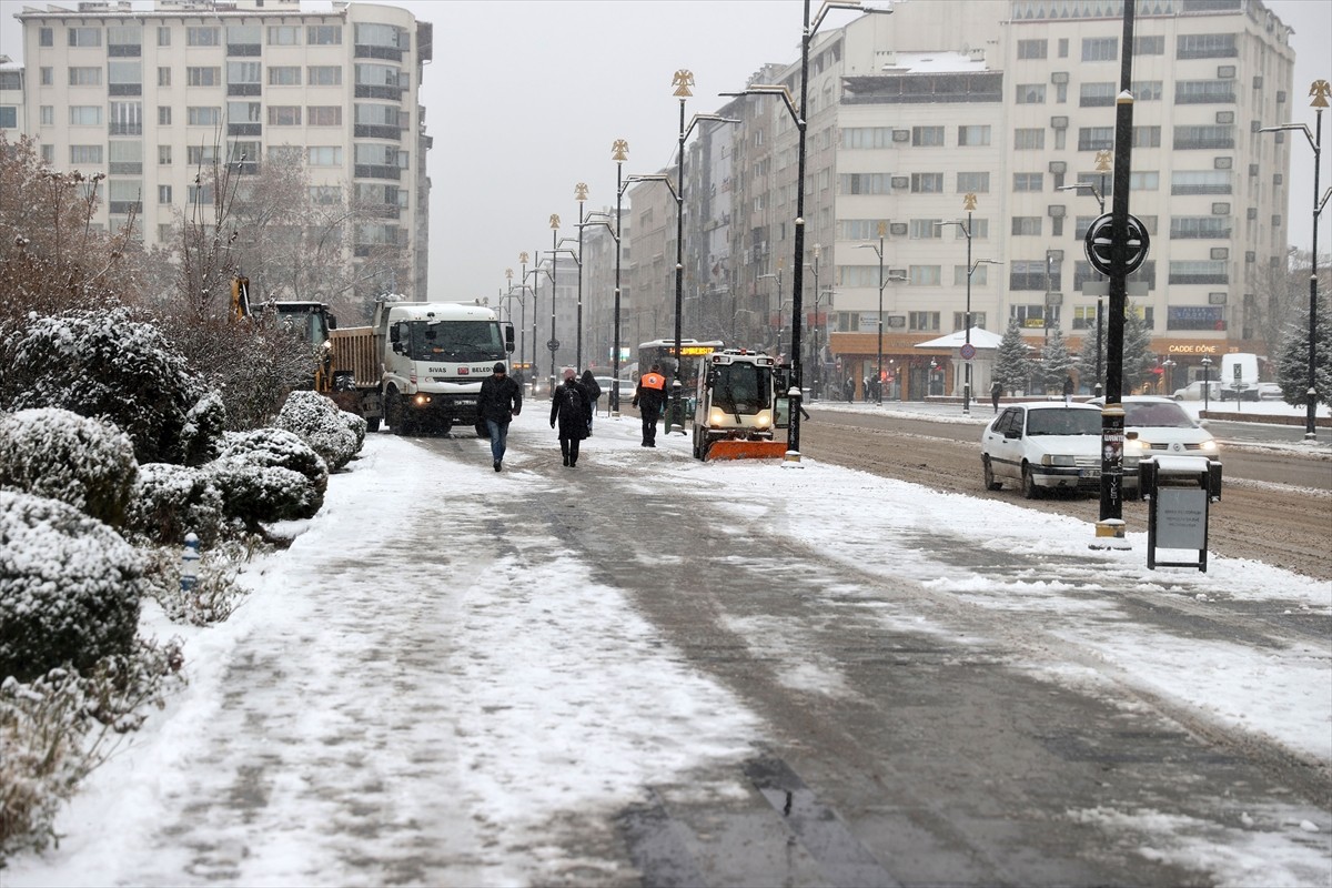 Sivas'ta etkili olan kar yağışı, kent merkezini beyaza bürüdü. Kar yağışıyla Selçuklu ve Osmanlı...