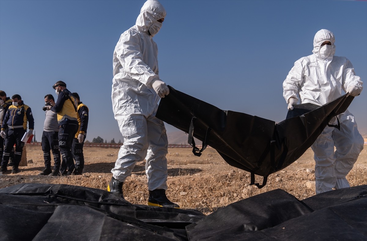 Sivil Savunma (Beyaz Baretliler) ekipleri, Suriye'nin başkenti Şam'daki Bağdat Köprüsü bölgesinde...