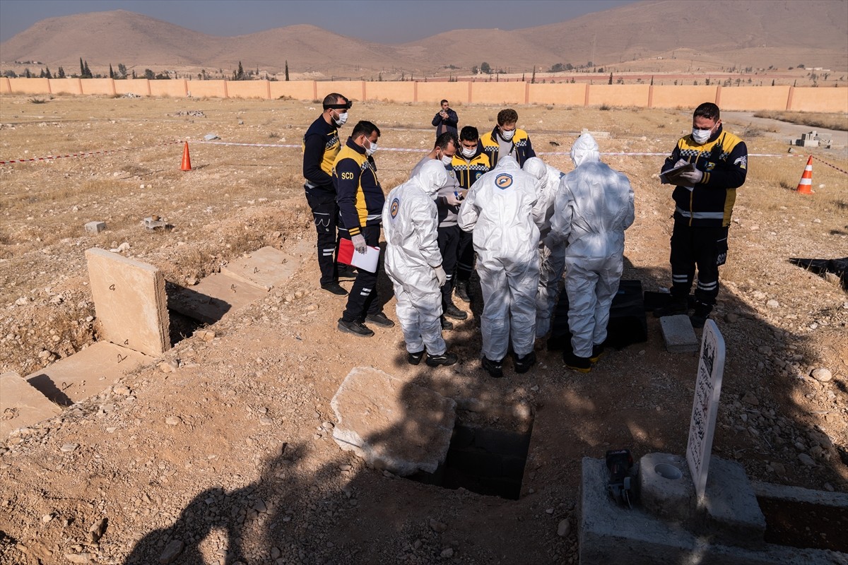 Sivil Savunma (Beyaz Baretliler) ekipleri, Suriye'nin başkenti Şam'daki Bağdat Köprüsü bölgesinde...