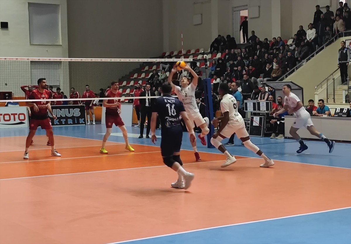 SMS Grup Efeler Ligi'nin 13. hafta mücadelesinde Ziraat Bankkart, TÜRŞAD ile Adilcevaz Voleybol...