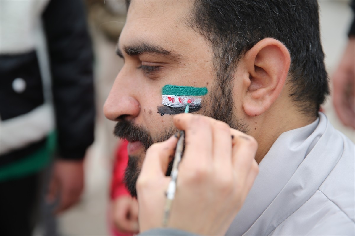 Suriye'deki 61 yıllık Baas rejiminin çökmesinin ardından Siirt'te yaşayan Suriyeliler, toplanarak...