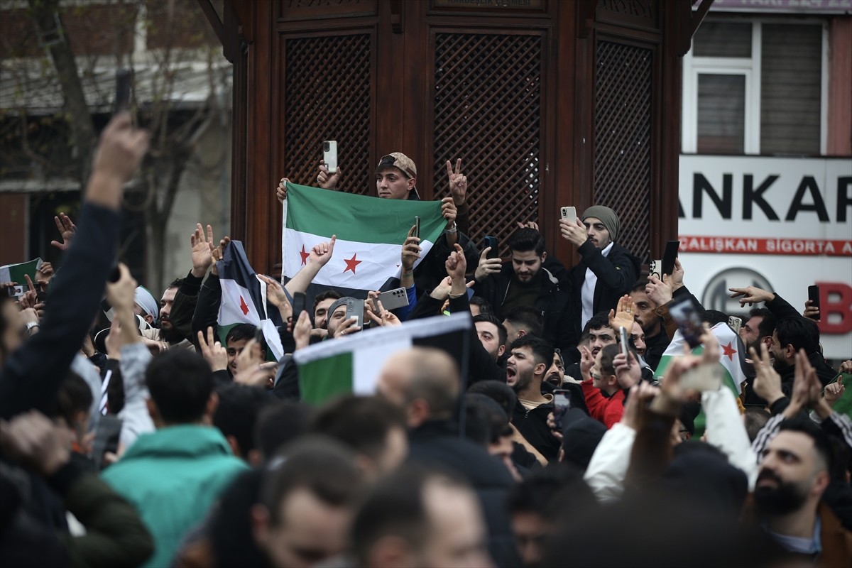 Suriye'deki 61 yıllık Baas rejiminin devrilmesinin ardından Bursa'da yaşayan Suriyeliler, 15...