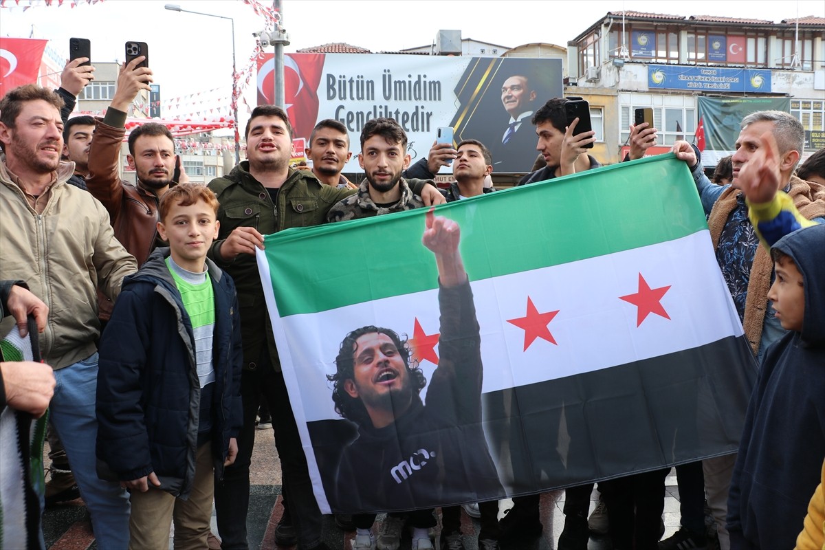 Suriye'deki 61 yıllık Baas rejiminin devrilmesinin ardından Kilis'te yaşayan Suriyeliler, kent...