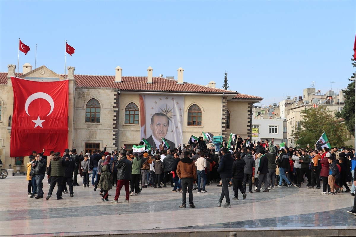 Suriye'deki 61 yıllık Baas rejiminin devrilmesinin ardından Kilis'te yaşayan Suriyeliler, kent...