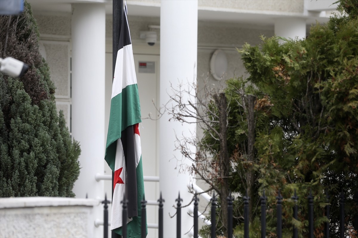 Suriye'nin Belgrad Büyükelçiliğinde, çöken Baas rejimine ait bayrağın yerine "Suriye devrimi...