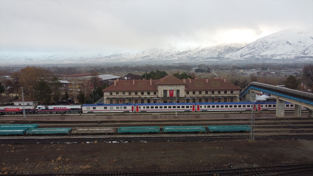 Tarihi Ankara Garı'ndan bu sezonun ilk seferine başlayarak Kars'a doğru yola çıkan Turistik Doğu...