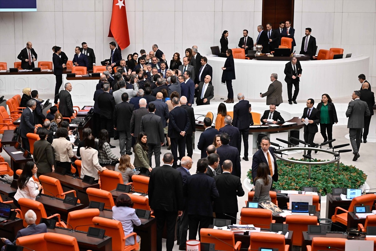 TBMM Genel Kurulunda, Çevre, Şehircilik ve İklim Değişikliği Bakanlığı ile Sanayi ve Teknoloji...