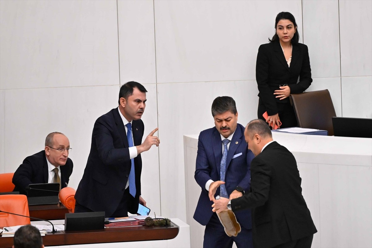 TBMM Genel Kurulunda, Çevre, Şehircilik ve İklim Değişikliği Bakanlığı ile Sanayi ve Teknoloji...