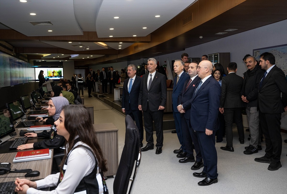 Ticaret Bakanı Ömer Bolat, Gümrükler Muhafaza Genel Müdürlüğü Komuta Kontrol Merkezi'nde "2024...