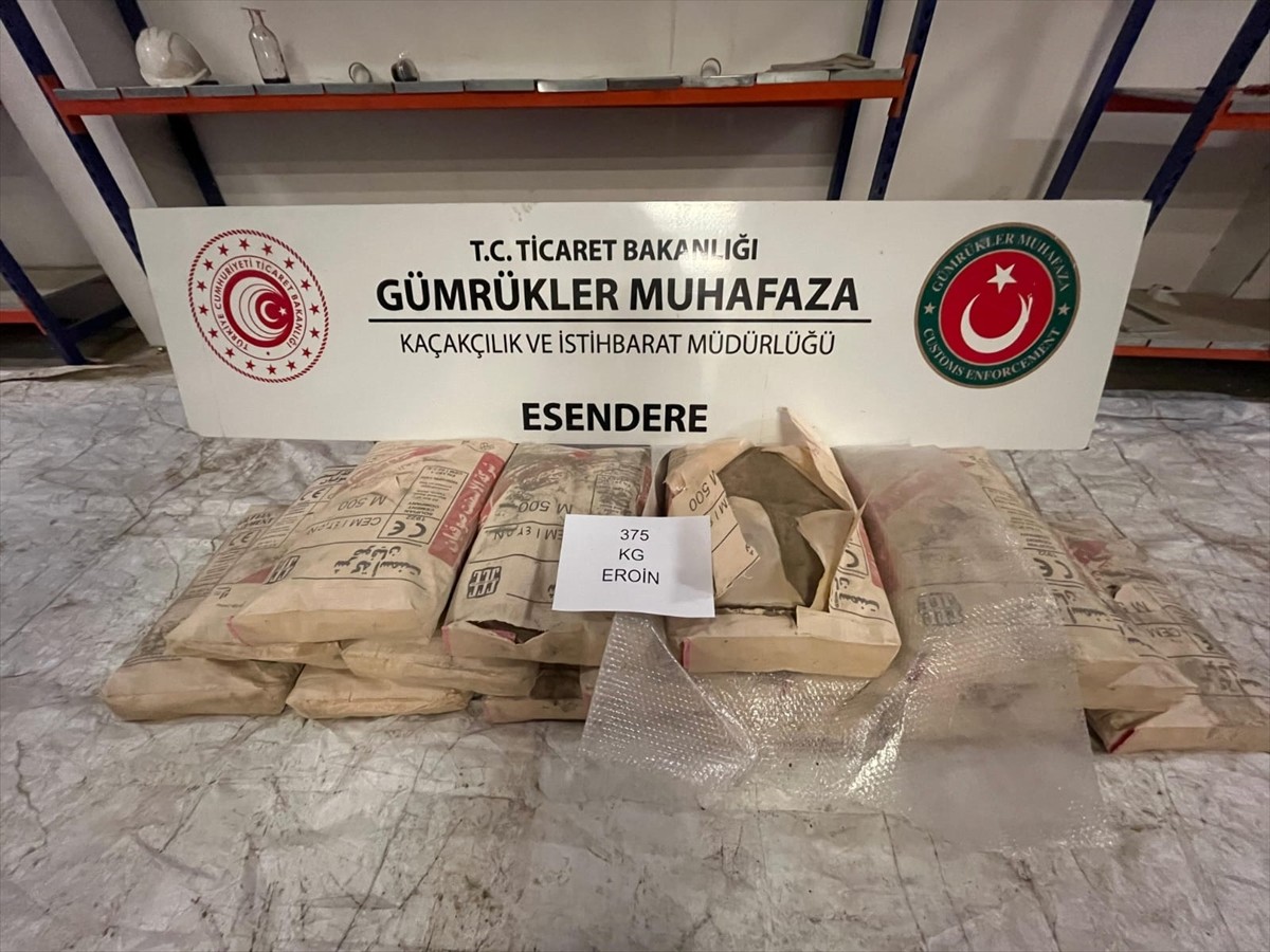 Ticaret Bakanlığı Gümrükler Muhafaza ekipleri İpsala Gümrük Kapısı'nda düzenlenen iki ayrı...
