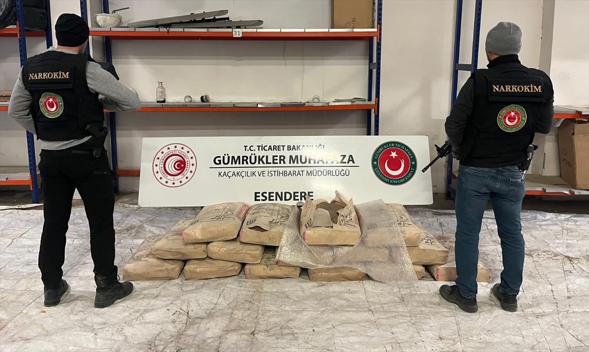 Ticaret Bakanlığı Gümrükler Muhafaza ekipleri İpsala Gümrük Kapısı'nda düzenlenen iki ayrı...