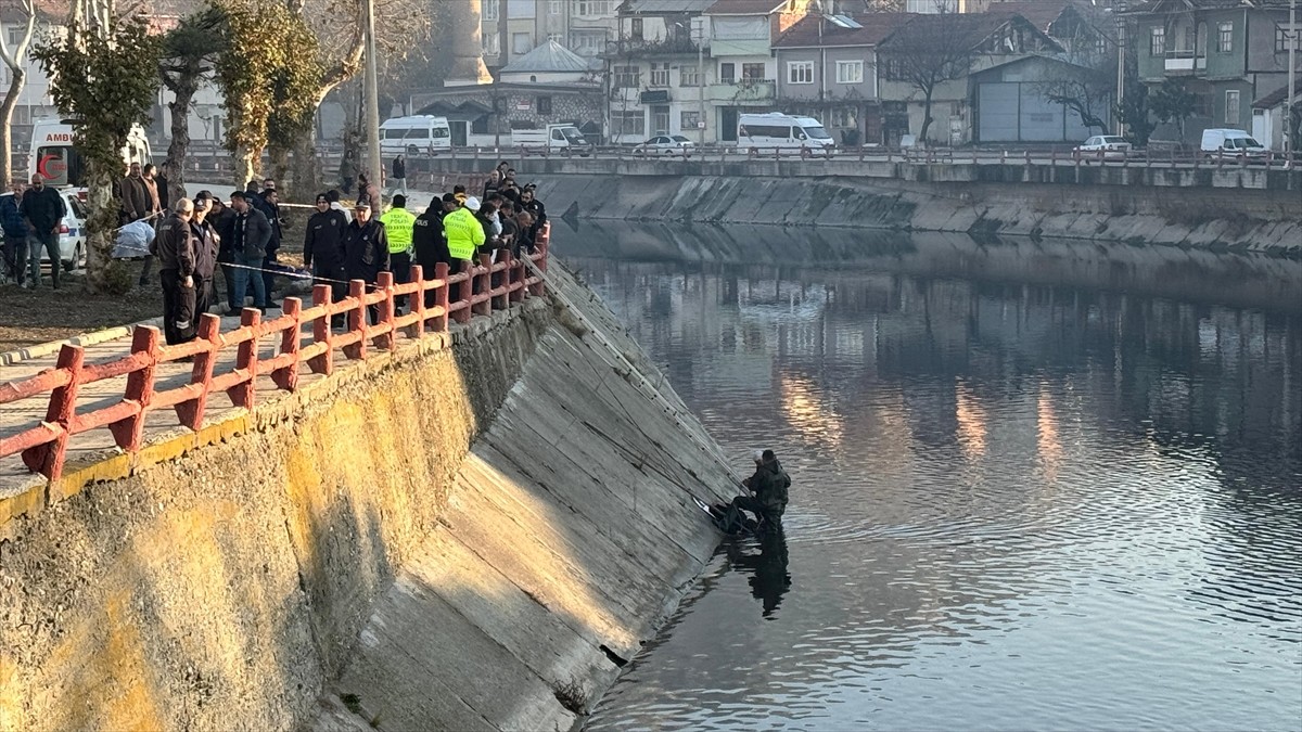 Tokat'ın Turhal ilçesinde, Yeşilırmak'ta erkek cesedi bulundu. İhbar üzerine olay yerine polis...