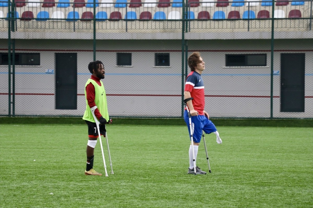 Trabzon Büyükşehir Belediyesi Ampute Futbol Takımı'nın 32 yaşındaki Angolalı oyuncusu Manuel...