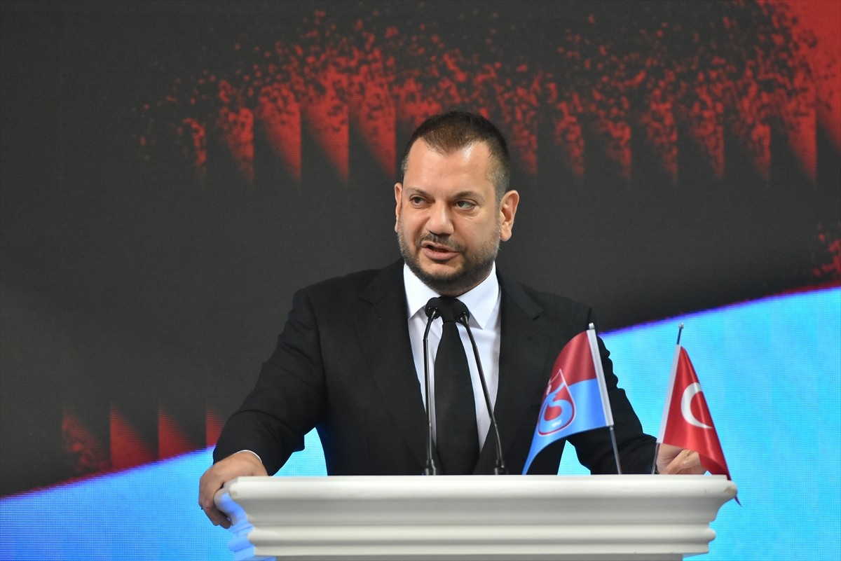 Trabzonspor Kulübünün olağan genel kurulunda, Ertuğrul Doğan yeniden başkanlığa seçildi. Hayri Gür...