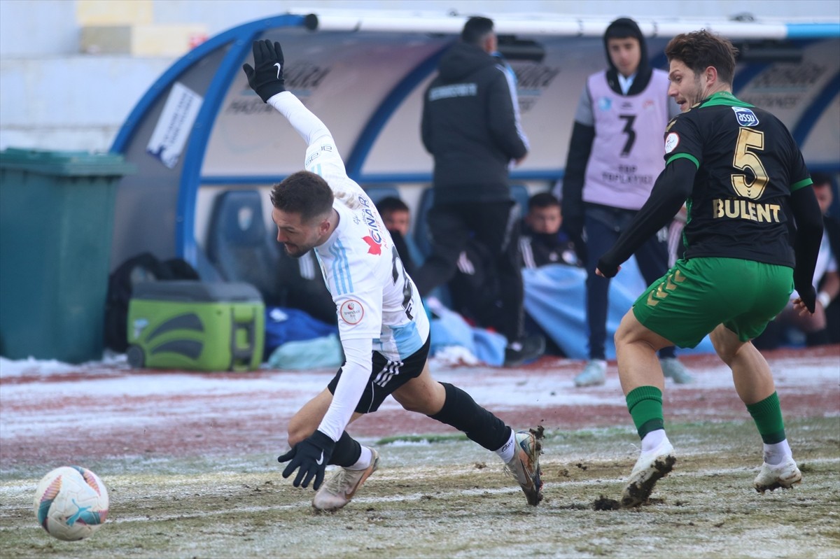 Trendyol 1. Lig'in 17. haftasında, Erzurumspor FK, Sakaryaspor ile Kazım Karabekir Stadı'nda...