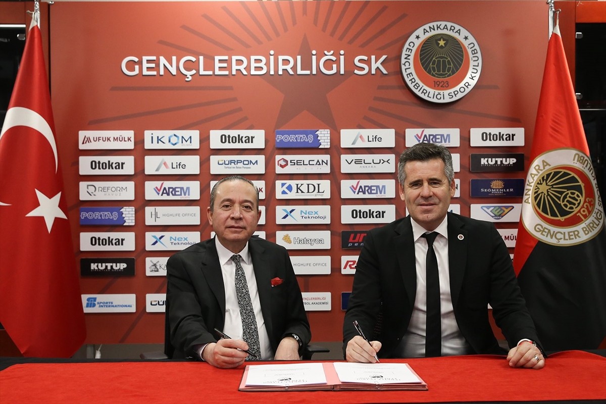 Trendyol 1. Lig ekiplerinden Gençlerbirliği, teknik direktör Hüseyin Eroğlu (sağda), ile 1,5...