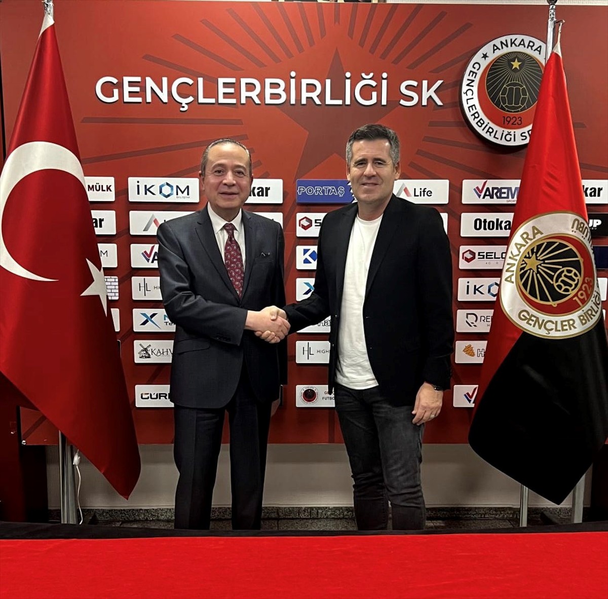 Trendyol 1. Lig ekiplerinden Gençlerbirliği, teknik direktörlük görevi için Hüseyin Eroğlu (sağda)...