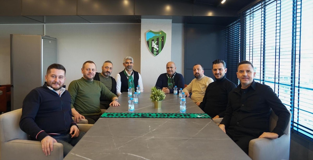 Trendyol 1.Lig ekiplerinden Kocaelispor'da teknik direktör İsmet Taşdemir (sol 4) dönemi başladı....