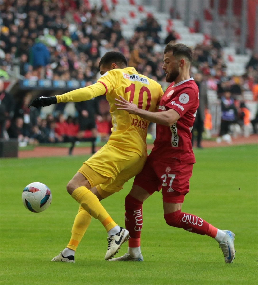 Trendyol Süper Lig'in 16. haftasında Onvo Antalyaspor ile Bellona Kayserispor Corendon Airlines...