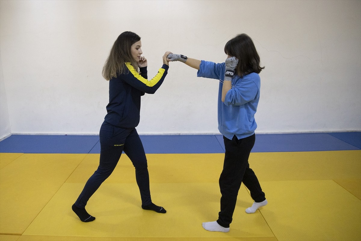 Tunceli'de beden eğitimi öğretmenliği yapan Avrupa ve dünya şampiyonu kick boksçu Erivan Barut...