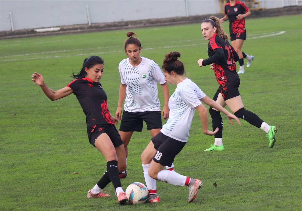 Turkcell Kadın Futbol Süper Ligi'nin 11. haftasında Ünye Kadın Spor Kulübü, sahasında Çekmeköy...