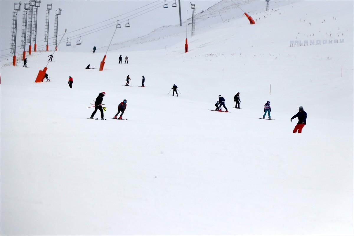 Türkiye'nin en çok tercih edilen kış turizm rotalarından Palandöken Kayak Merkezi, hafta içinde de...
