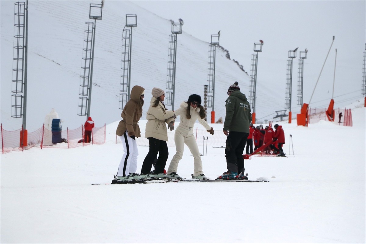 Türkiye'nin en çok tercih edilen kış turizm rotalarından Palandöken Kayak Merkezi, hafta içinde de...