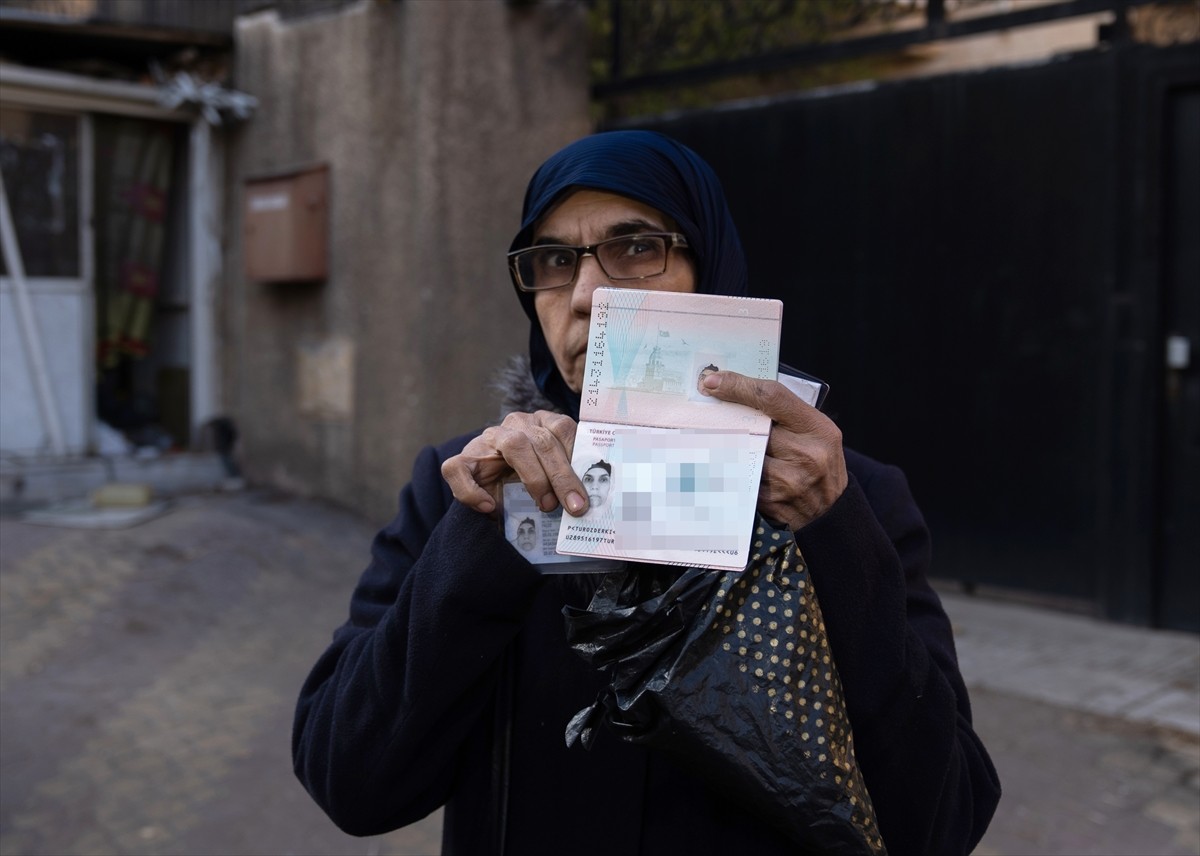 Türkiye'nin Şam Büyükelçiliği'nde Türk bayrağı göndere çekilerek 12 yıl aradan sonra elçilik...