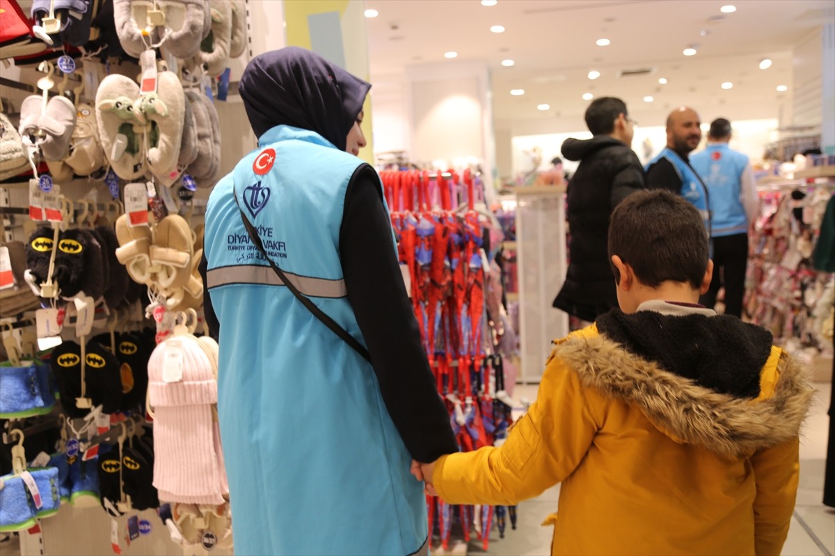 Türkiye Diyanet Vakfınca (TDV), Kahramanmaraş'ta "Kış Bayramı Projesi" kapsamında 62 yetim çocuğa...