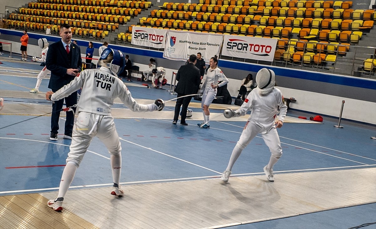 Türkiye Eskrim Büyükler Epe-Flöre ve Gençler Kılıç Şampiyonası, Ankara'da gerçekleştirildi....