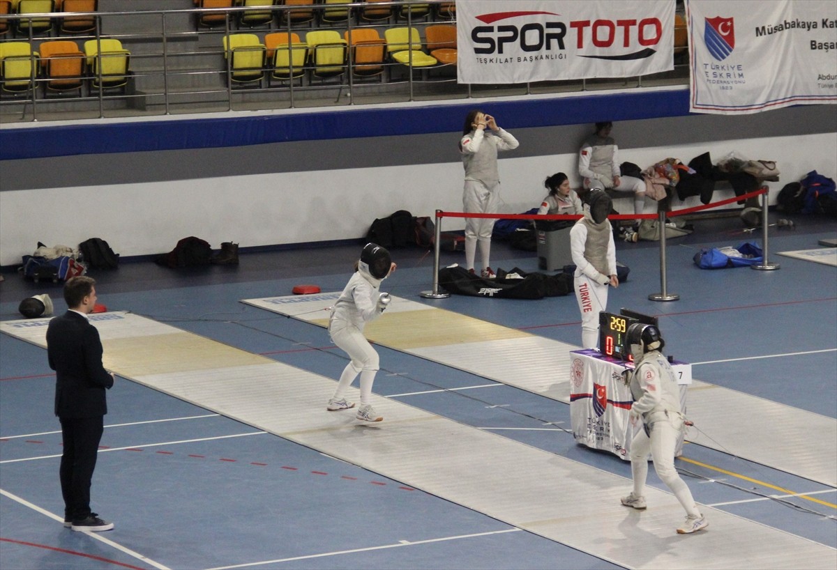 Türkiye Eskrim Şampiyonası Ankara'da tamamlandı. Yenimahalle Spor Kompleksi'ndeki karşılaşmalarda...