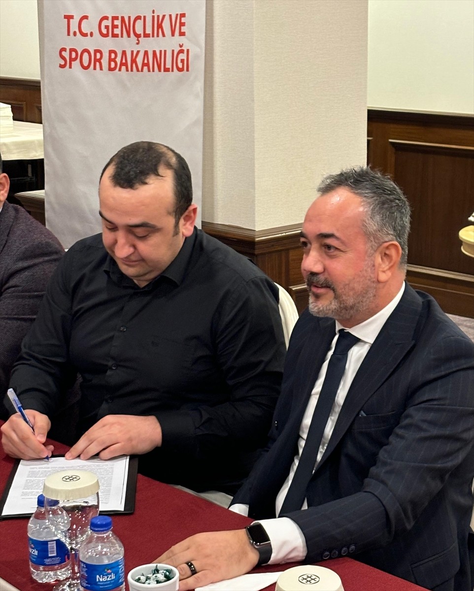 Türkiye Hokey Federasyonu ile Navek şirketi arasında sponsorluk anlaşması yapıldı. Türkiye Hokey...