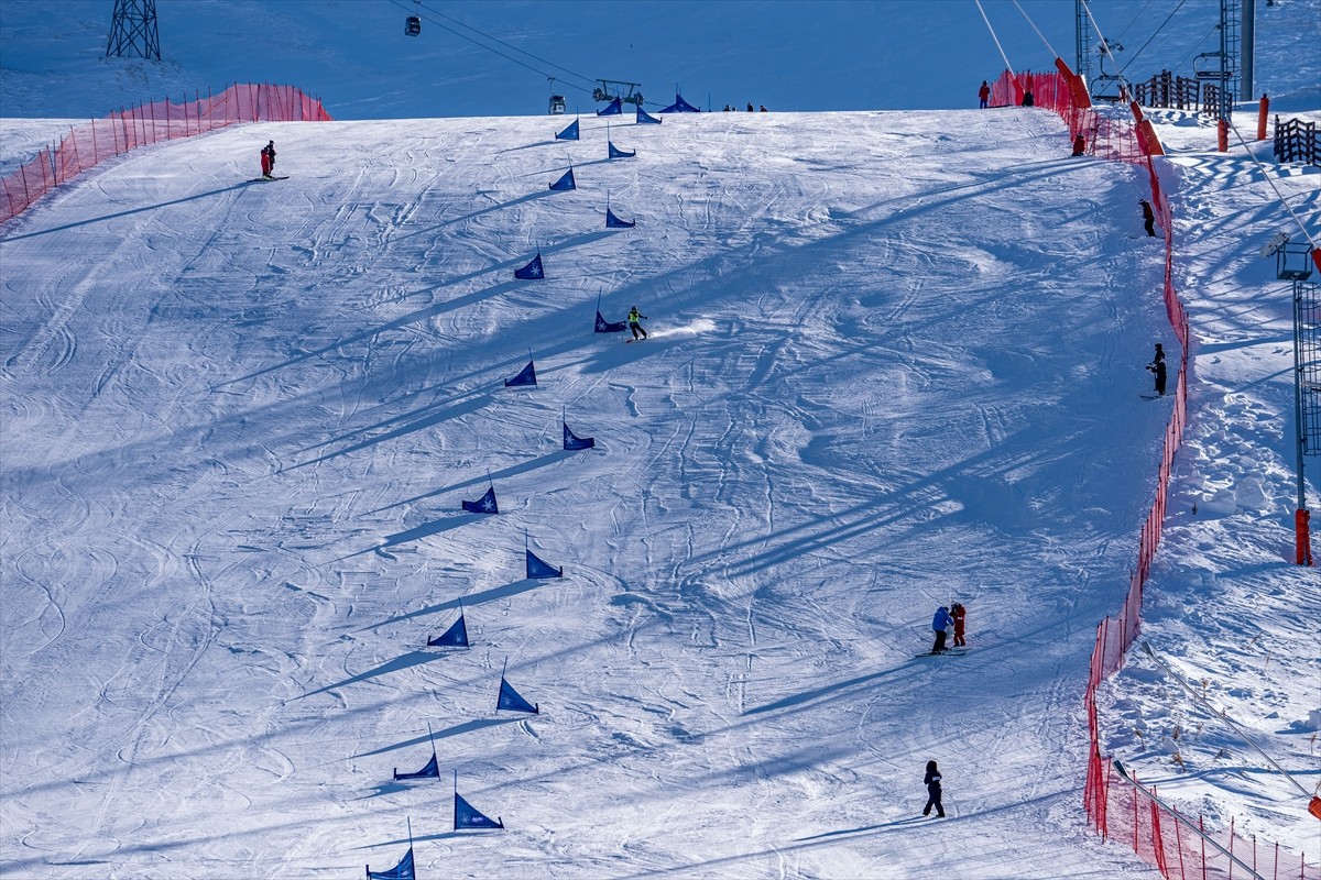 Türkiye Kayak Federasyonunun 2024-2025 faaliyet programında yer alan Snowboard Milli Takım...