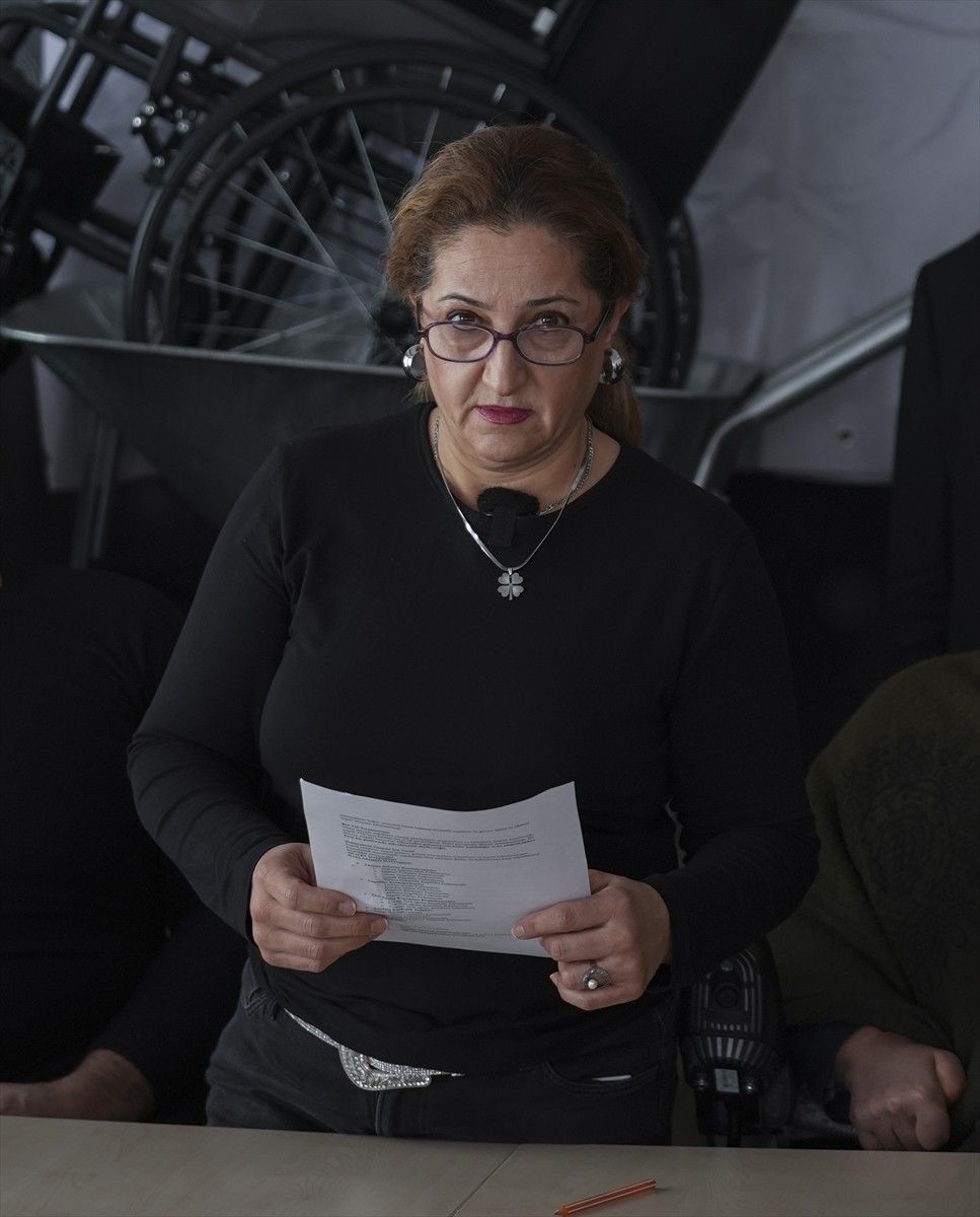 Türkiye Sakatlar Konfederasyonu üyeleri, engelli araçlarına yönelik ÖTV düzenlemesiyle ilgili...