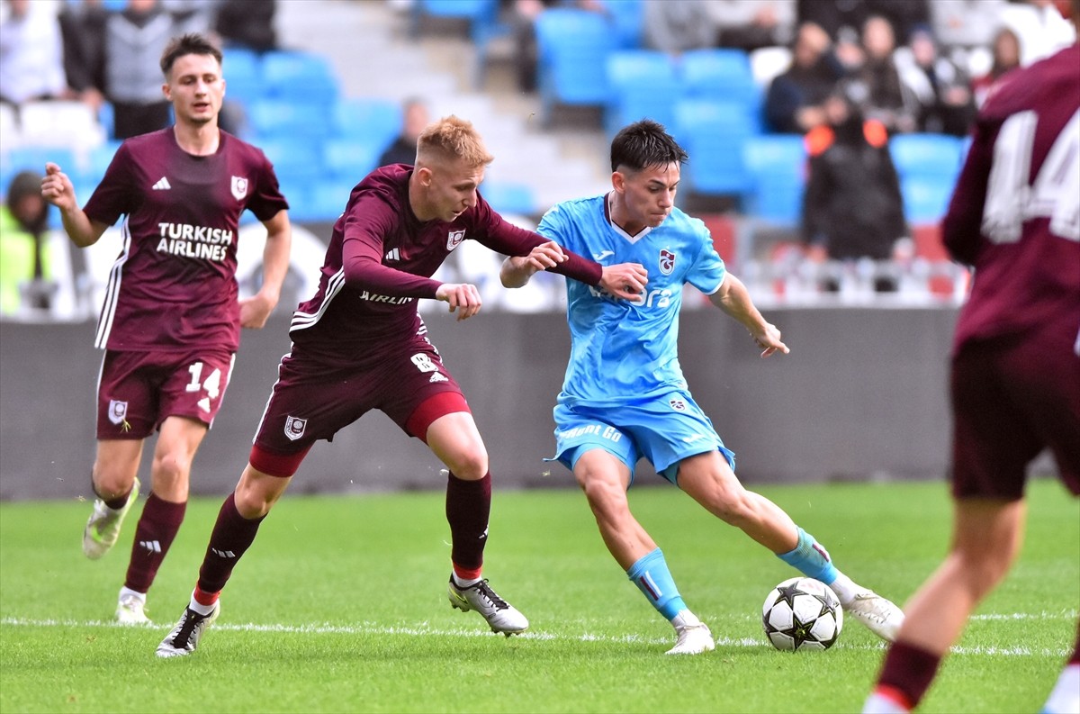 UEFA Gençlik Ligi 3. Turu rövanş maçında Trabzonspor, Bosna-Hersek'in Sarajevo takımıyla Papara...