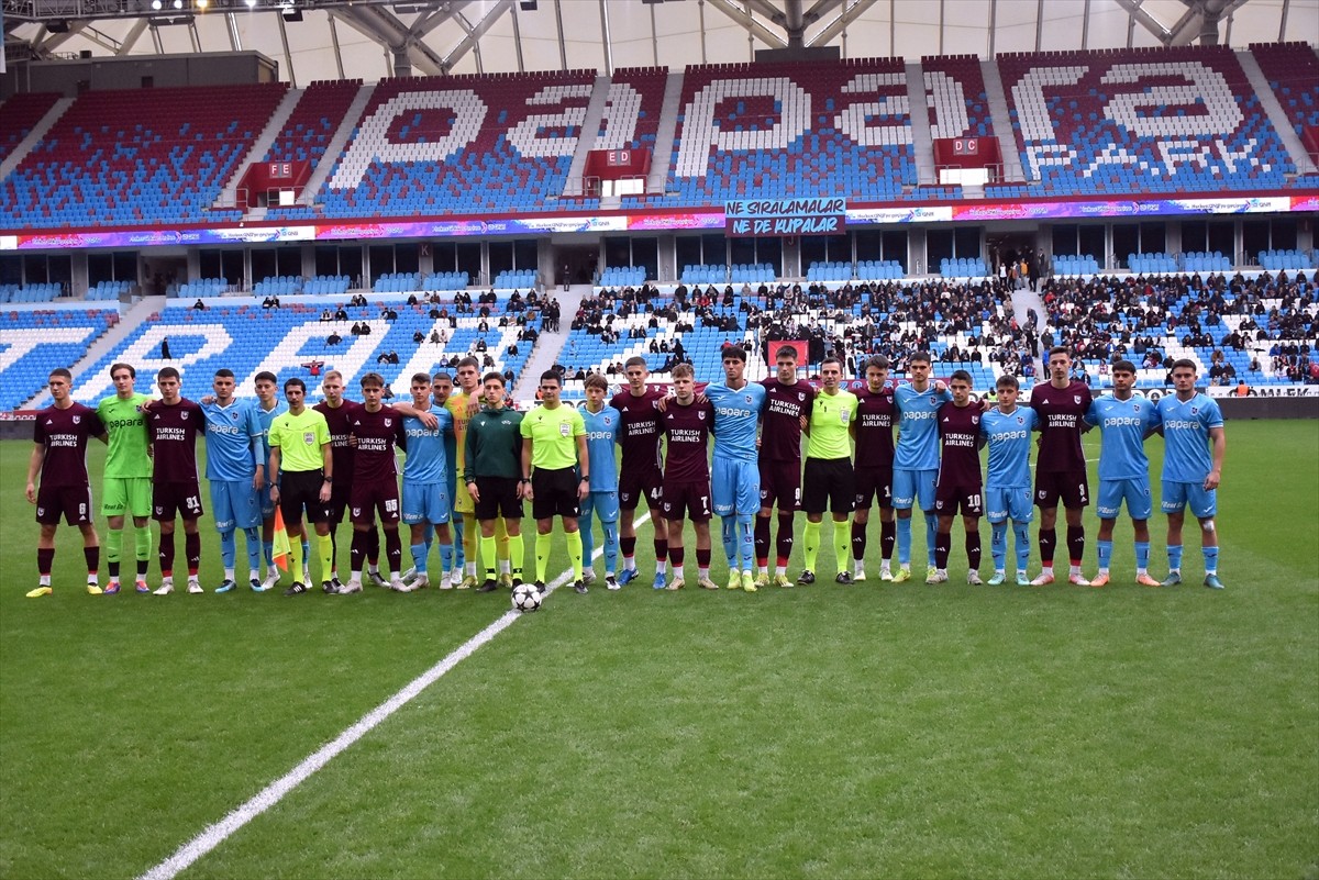 UEFA Gençlik Ligi 3. Turu rövanş maçında Trabzonspor, Bosna-Hersek'in Sarajevo takımıyla Papara...