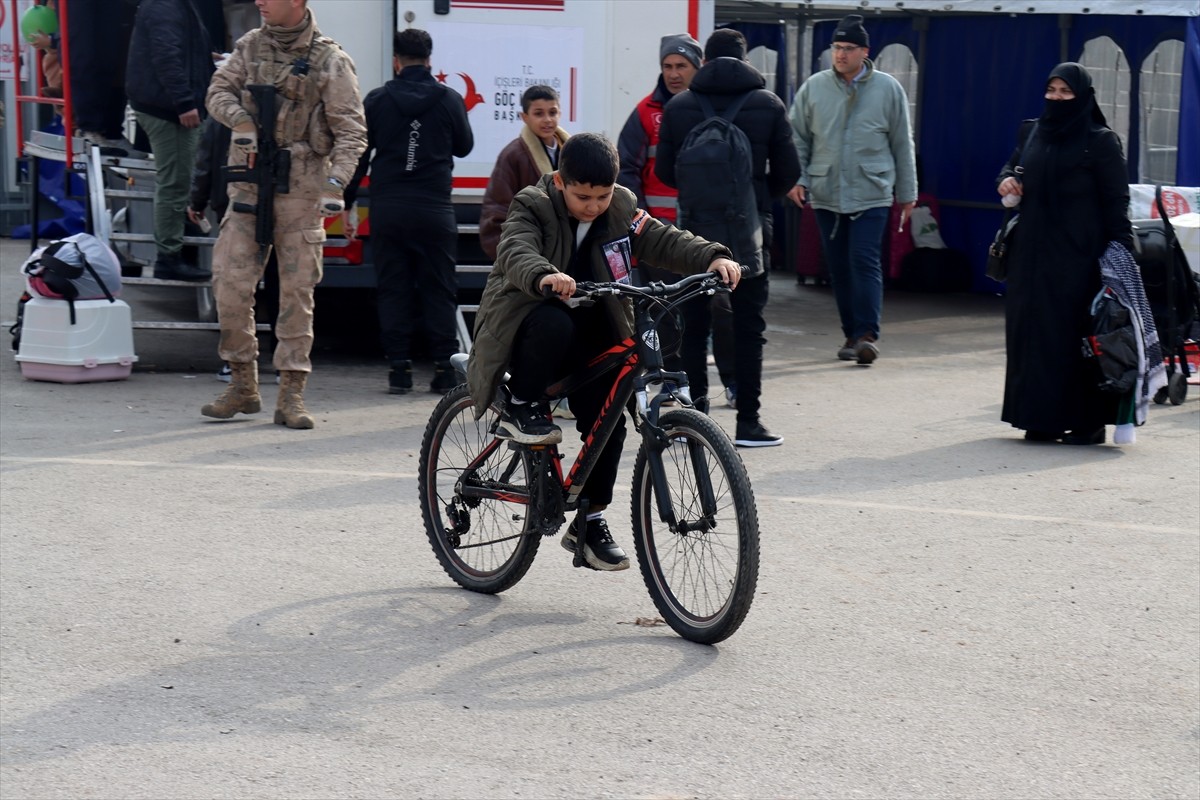 Ülkelerine dönmek isteyen Suriyelilerin Hatay'daki Cilvegözü Sınır Kapısı'ndan geçişleri devam...