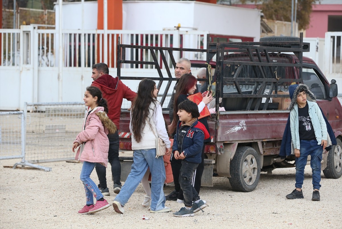 Ülkelerine dönmek isteyen Suriyelilerin Hatay'daki Cilvegözü, Yayladağı ve Zeytindalı sınır...