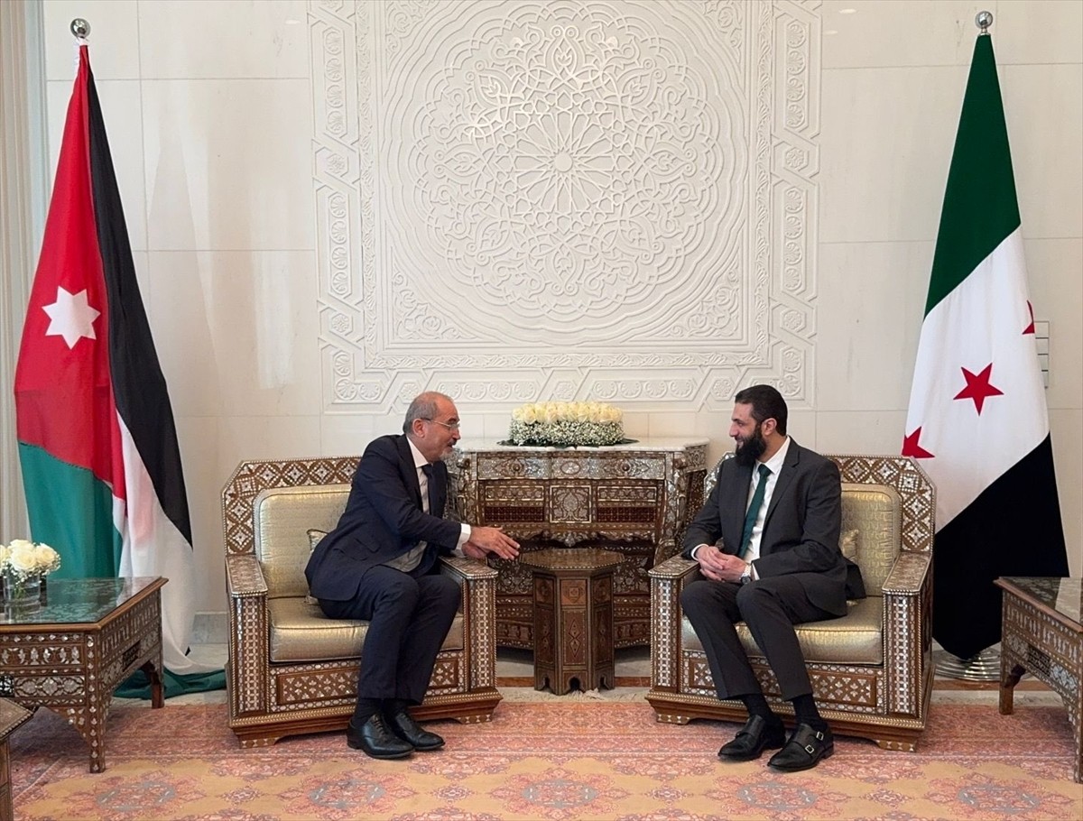 Ürdün Dışişleri Bakanı Eymen es-Safedi'nin (solda), Suriye'deki yeni yönetimin lideri Ahmed...