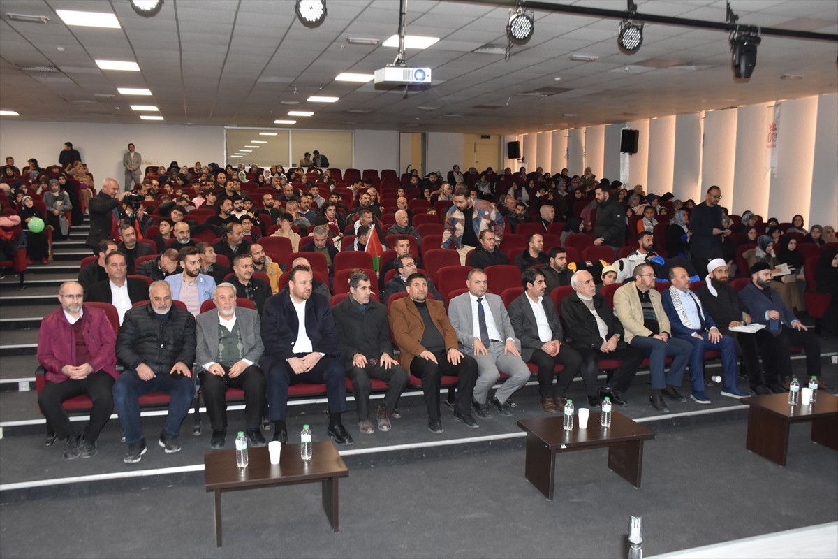 Van'da Anadolu Gençlik Derneği (AGD) ile Milli Gençlik Vakfınca "Mekke'nin Fethi ve Kudüs Gecesi"...