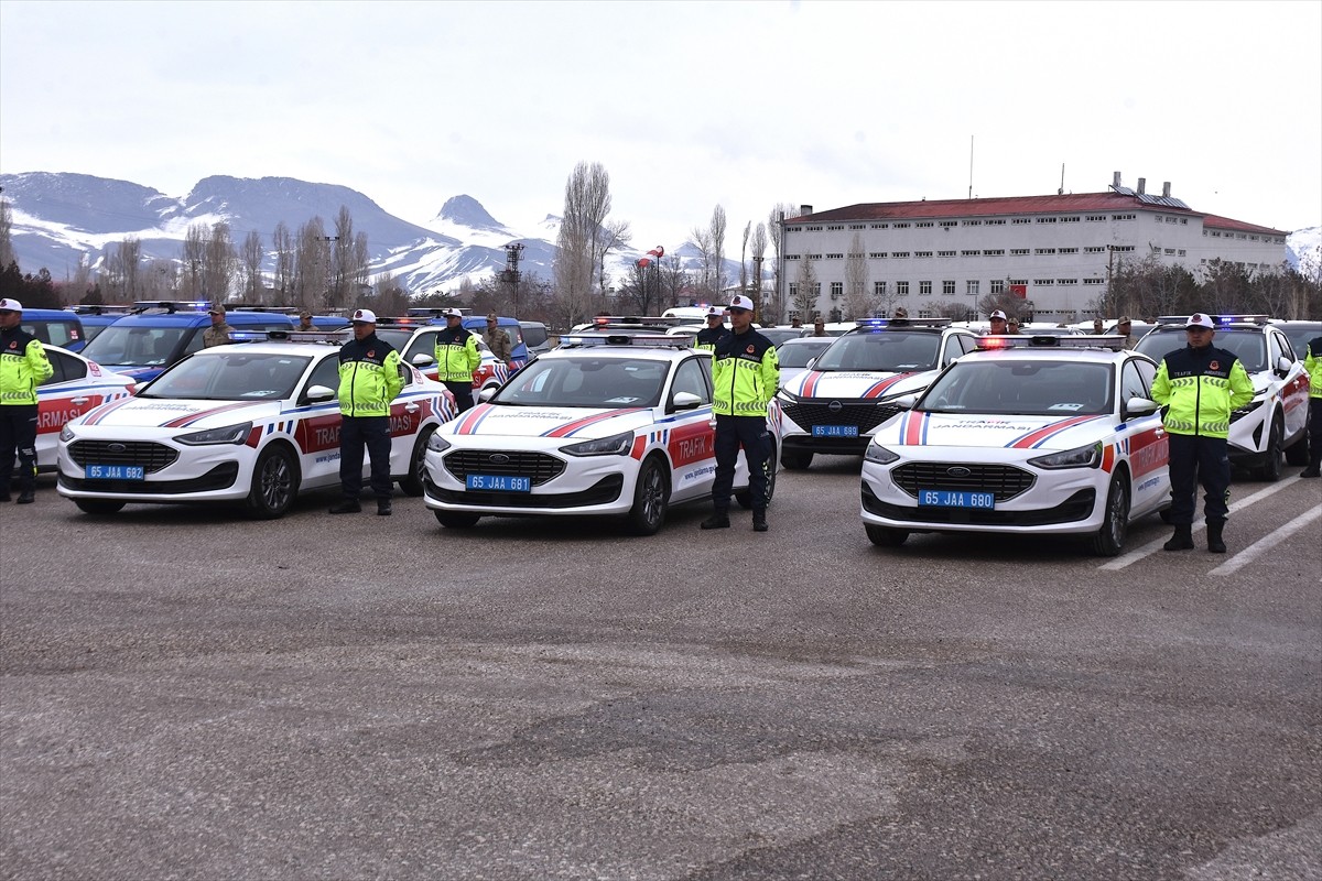 Van'da İl Jandarma Komutanlığı'na tahsis edilen 72 araç, düzenlenen törenle hizmete alındı.