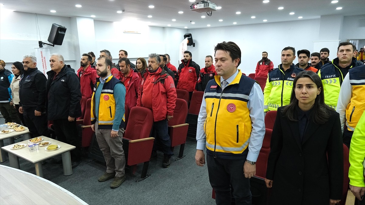 Van İl Sağlık Müdürlüğü, trafik kazalarını önlemek ve acil durum araçlarının vakaya daha hızlı...