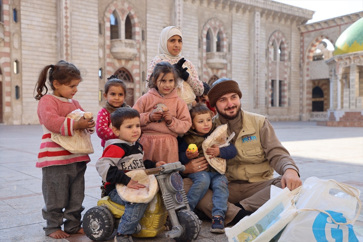 Yetim Vakfı, Suriye'deki ihtiyaç sahiplerine yönelik yardımlarını ülkenin geneline yayarak 70 bin...