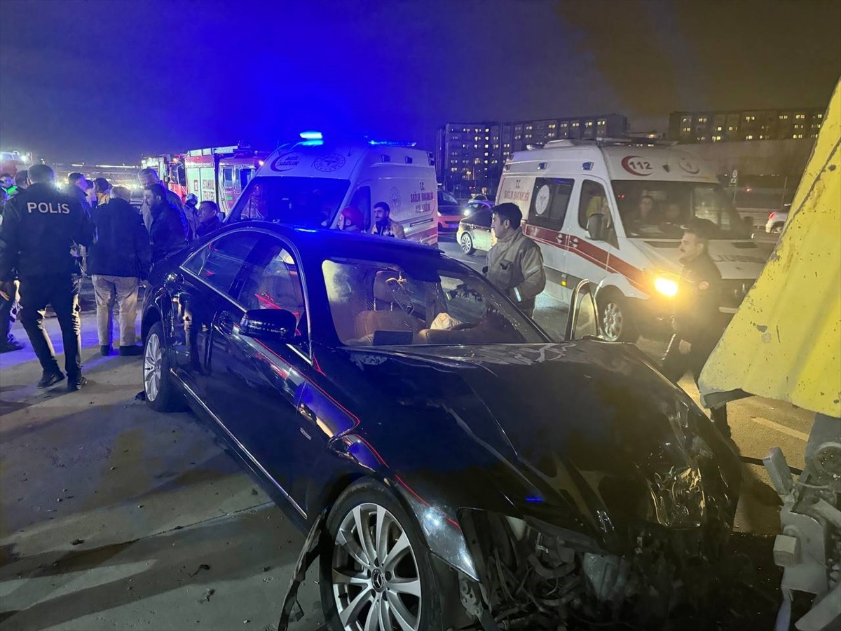 Zeytinburnu'nda bir otomobilin polis aracına çarpması sonucu 1'i polis memuru 3 kişi yaralandı.