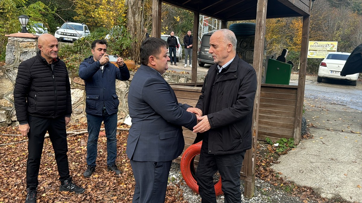 Zonguldak'ın Kozlu ilçesinde bir kafede düzenlenen kahvaltı programında şehit madencilerin...