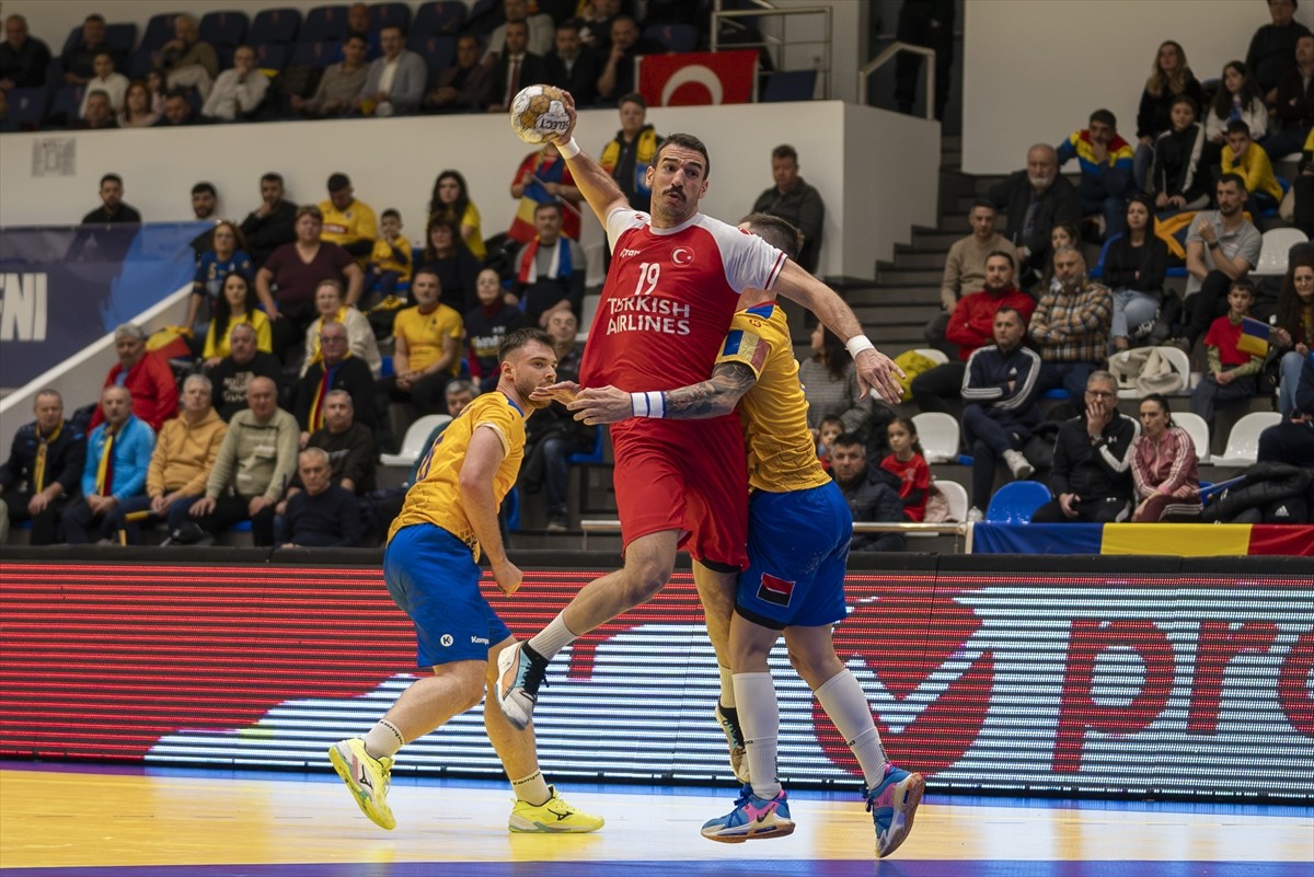 A Milli Erkek Hentbol Takımı, Romanya'da düzenlenen Uluslararası Karpat Turnuvası'ndaki ilk...