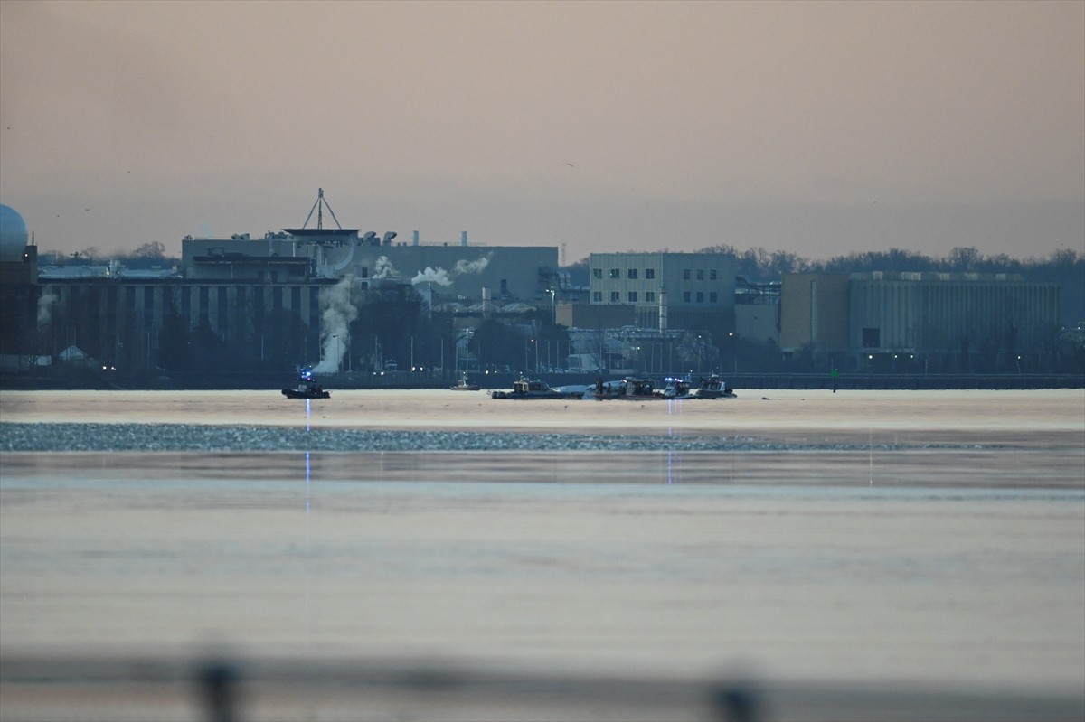 ABD'nin başkenti Washington yakınlarındaki Ronald Reagan Havalimanı civarında 60 yolcu ve 4...